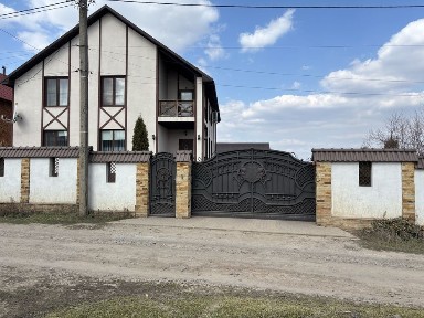Кінашів, Грушевського 15