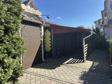 Озерна поруч з озером