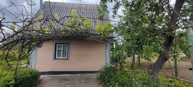 Продається цегляний будинок із земельною ділянкою. Три кімнати. Автономне газове опалення