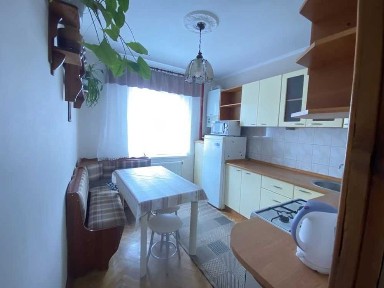 4-к. квартира з балконом, і/о та ремонтом в р-ні Аляска за вул. Леся Курбаса