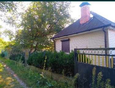 Дачний будинок чекає на нового власника, який оцінить затишок та природу.