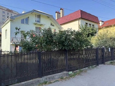 3 поверховий будинок з власною земельною ділянкою у ближньому центрі Львова по вулиці Шполянська