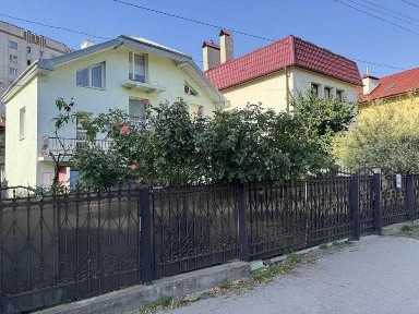 Продаж будинок з власною земельною ділянкою у ближньому центрі Львова по вулиці Шполянська