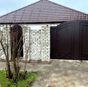 Продам новый дом в центре Мельниц с заездом и двором.