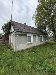 Будинок неподалік міста