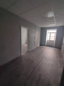 Без комиссии, блок из двух кабинетов, театральная, мокрая точка