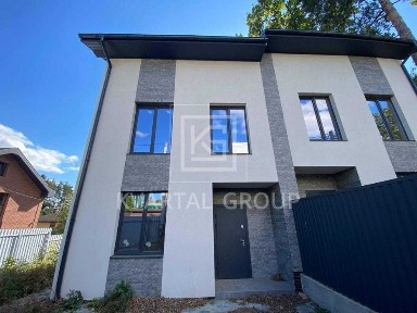 Продаж просторого дуплекса у зручній локації, ділянка - 2 сотки