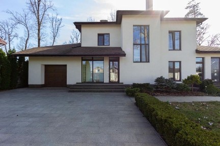 Продаж сучасного будинку з дизайнерським ремонтом у центрі Бучі
