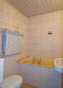 1/2 будинку, КАЗБЕТ (тихий центр) 70м2. 4 кімнати (три окремі). Побут. техніка, меблі. Заїзд для авто. Автономне газове опалення незалежне від світла