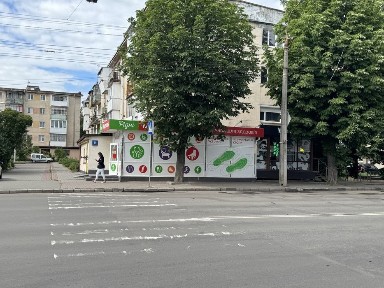 Фасадний магазин з панорамними вітринами
