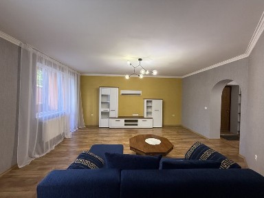 Продам 3-кімнатну квартиру в новобудові з меблями та технікою.