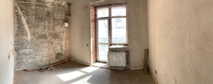 Простора 1 кімн. кв в центрі міста, 2й поверх, є балкон.