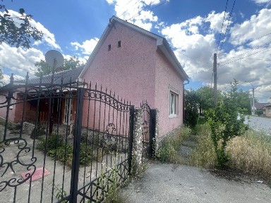 Продаж будинку з усіма комунікаціями + 10 сот