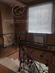 Будинок з гарною ділянкою