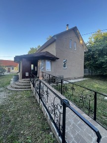 Оренда будинку за містом. Смарт-кімната.