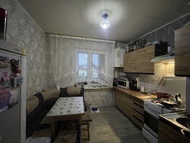 Продається 2 кімнатна квартира просторого планування є 2 балкона. Індивідуально газове опалення. Хороший житловий стан. Центр міста. Поряд ліс, озеро