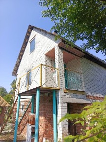 Продаж дачі з каміном, гаражем та альтанкою