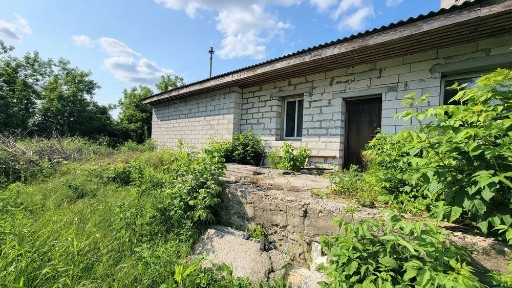 Будинок в місті біля річки