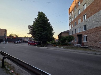 Продам велику трикімнатну квартиру в центрі міста.