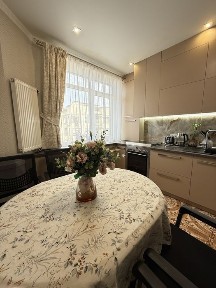 Затишна двокімнатна з якісним ремонтом! Два балкони! Програми так! Газ