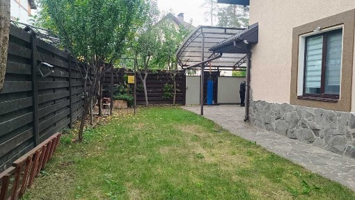 Будинок з меблями, парковка на 3 авто, гостьовий будинок, газове опалення.