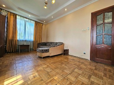 Продається простора 3-кімнатна квартира з власним опаленням.
