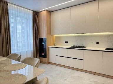 Шикарна трікімнатна біля озера і парку
