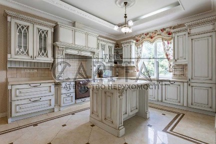Продажа дома с бассейном Иванковичи