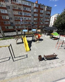 Продаж просторої двокімнатної квартири на Дружбі.