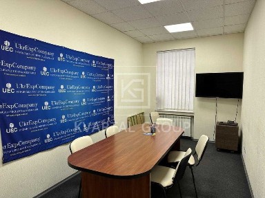 Офісне приміщення в історичному центрі Києва - Шевченківський район! Кабінетна система та власна парковка. Без комісії!