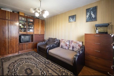Продаж 1к квартири поруч з метро Харківська та Вирлиця