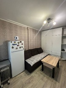 Сдам 2 -х комн. гостинку метро Дворец Спорта Каденюка 32, 5500 гр.