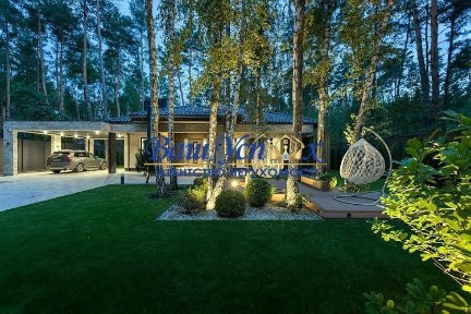 Продаж нового сучасного будинку з басейном в лісі. Плюти