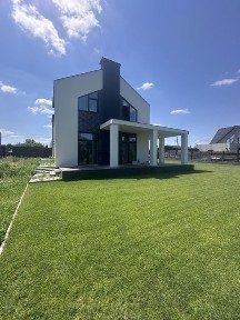 Будинок в Гостоиелі з великою ділякою