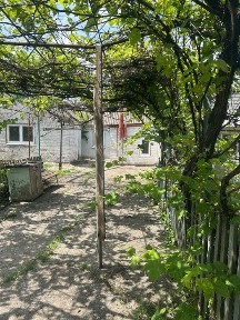 Половина будинка з землею правий берег