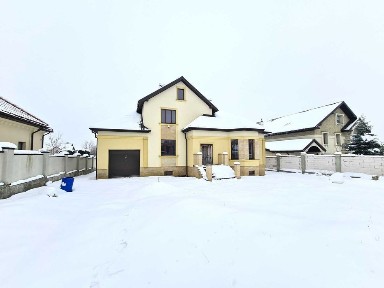Житловий будинок Преміум Класу с. Малечковичі знаходиться в гарному з багатою зеленню місці в районі елітних забудов.