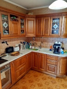 Продам 5 ти кімнатну квартиру в спальному, тихому районі Києва.