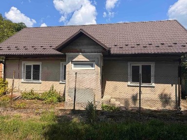 Будинок з ділянкою біля парку