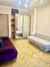Здається 2 к. кв. біля ст. м. Звірінецька 3 хв.