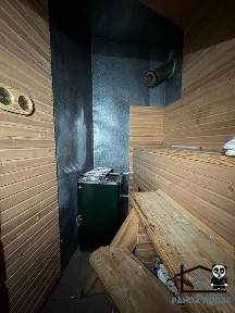 Продається великий будинок з комерційним потенціалом.