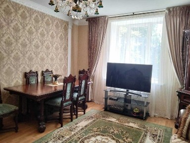 Продається 3 кімнатна сталінка з автономним опаленням і гаражем в центрі міста. ц10