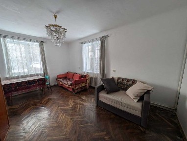Продам будинок в гарному районі, вул. Ярова