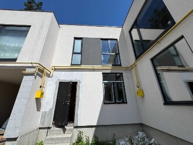 Продаж двоповерхового таунхауса в Ірпені із чистовим оздобленням, розводкою електрики. Центральні комунікації, газ. Затишна локація
