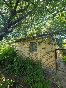 Продається затишний будинок у центрі села Плесецьке.