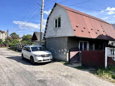 Пів-особняк із незавершеною добудовою в центральній частині міста