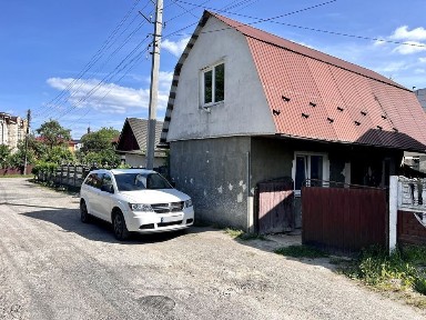 Пів-особняк із незавершеною добудовою в центральній частині міста