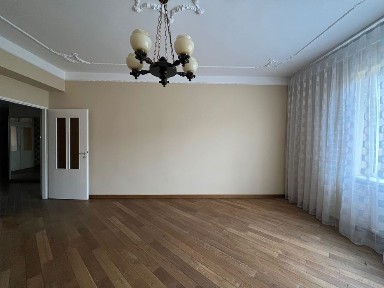 Продається ексклюзивний інвестиційний об'єкт 3-кімнатна квартира площею 109,8 кв. у самому серці Мукачева (вул. Ярослава Мудрого, 5).