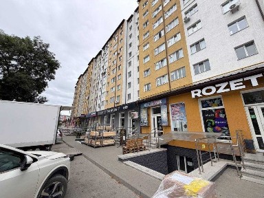 Зданий сирець в спальному мікрорайоні Пасічної