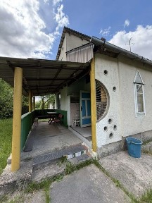 Дача Нова Українка біля лісу