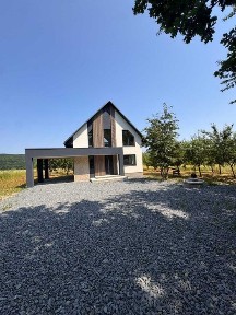 Продається сучасний будинок біля лісу в селі Валя Кузьмина